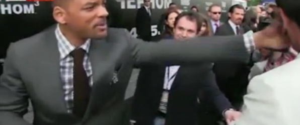 Will Smith just slapped a Ukrainian reporter across the face at the Moscow premiere of “Men in Black 3″ The Ukrainian reporter tries to kiss Will on the lips on...